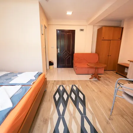Hotel Holiday-m