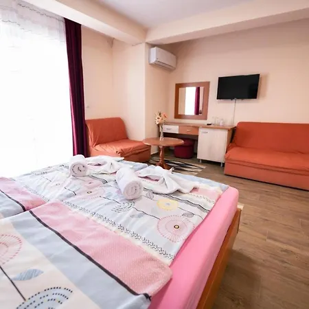 Hotel Holiday-m