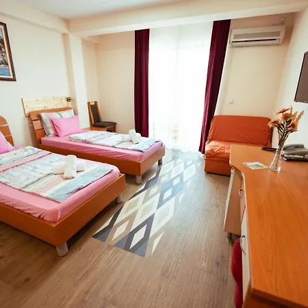 Hotel Holiday-m 3*
